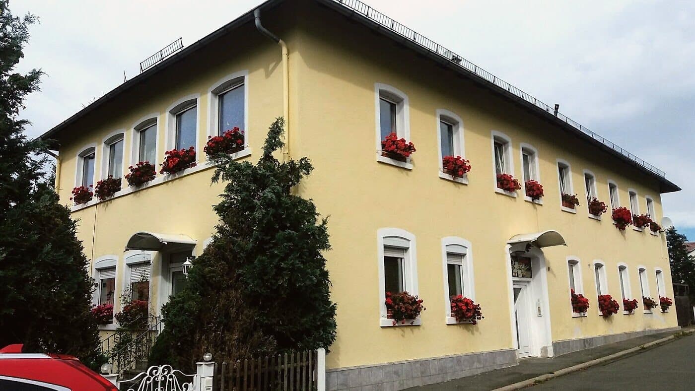 Hotel Alte Schule — Aussenansicht mit Blumenschmuck