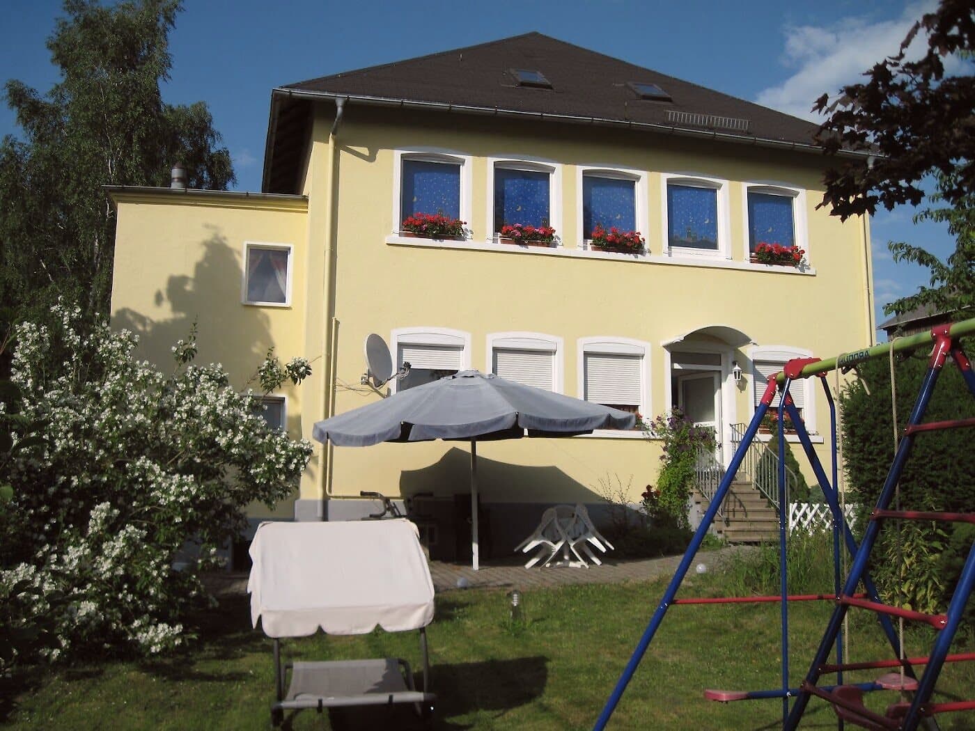 Gartenseite des Hotels mit Terrasse